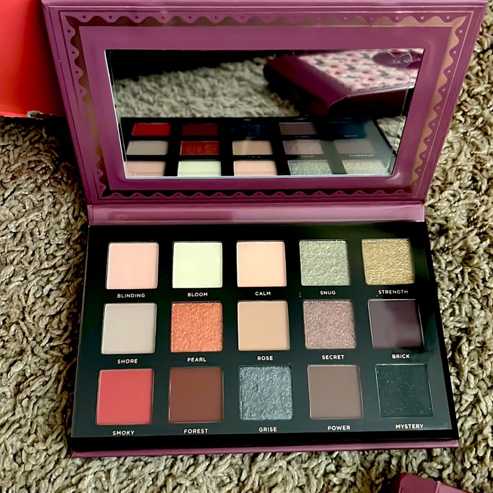 Ace Beaute smoky roses eye palette